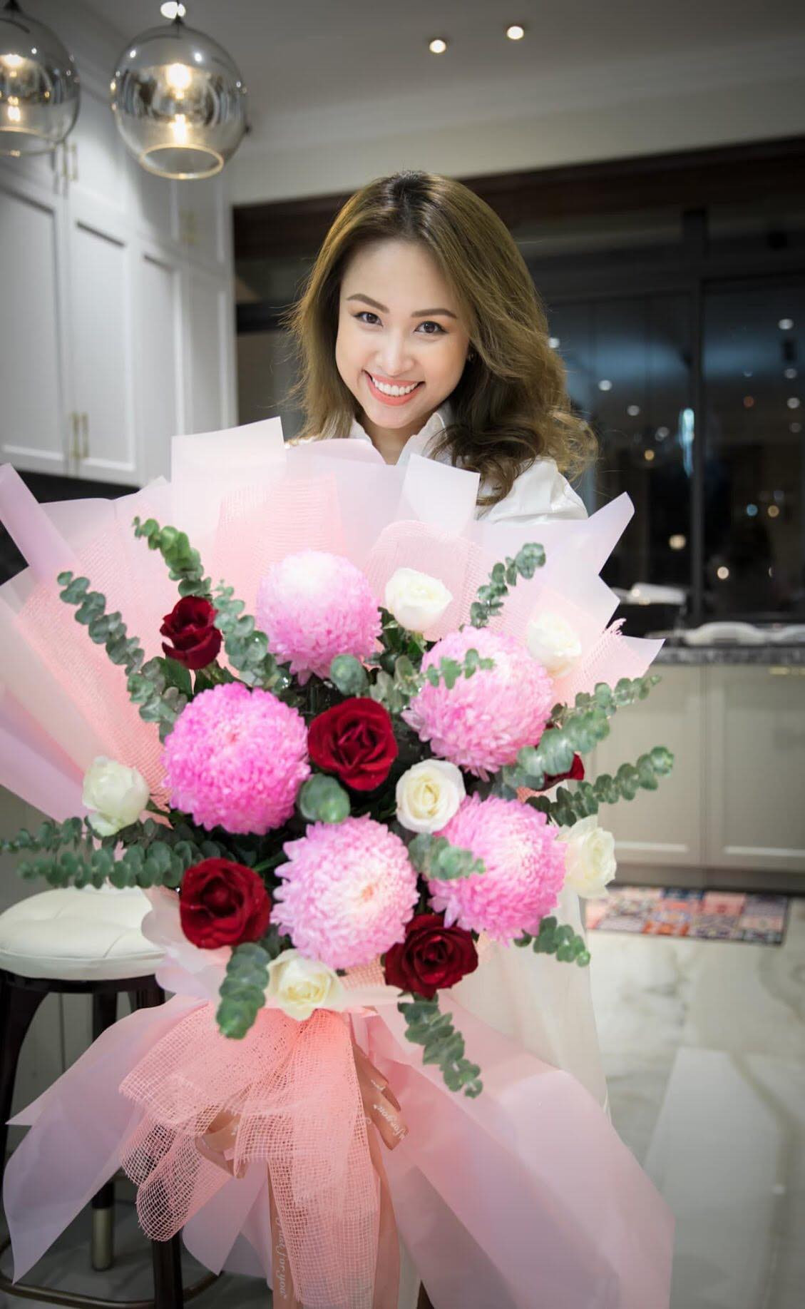 H'Hen Niê chia sẻ về kế hoạch đi ủng hộ miền Trung; Vân Hugo rạng rỡ trong biệt thự mới ảnh 5