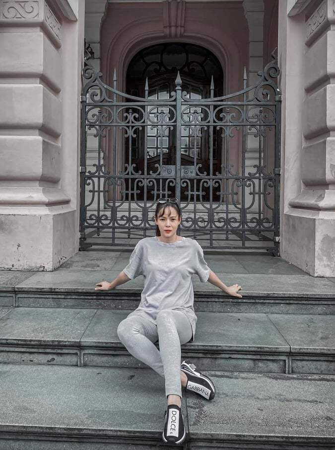 Ngọc Trinh chơi lớn nuôi heo đất bằng vàng; Diện váy đỏ đi tiệc, Bảo Thi vô cùng quyến rũ ảnh 1