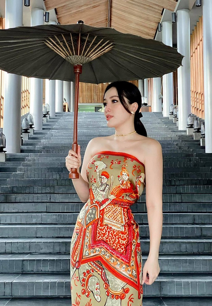 Lan Ngọc khoe ảnh gợi cảm khiến fan “bỏng” mắt; Khánh Vân bị chê già khi diện đầm maxi ảnh 21