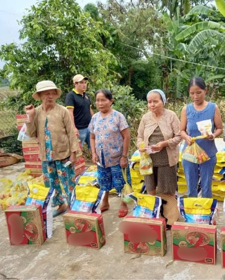 Việt Hương và MC Đại Nghĩa ủng hộ hàng tấn gạo cho miền Trung ảnh 23