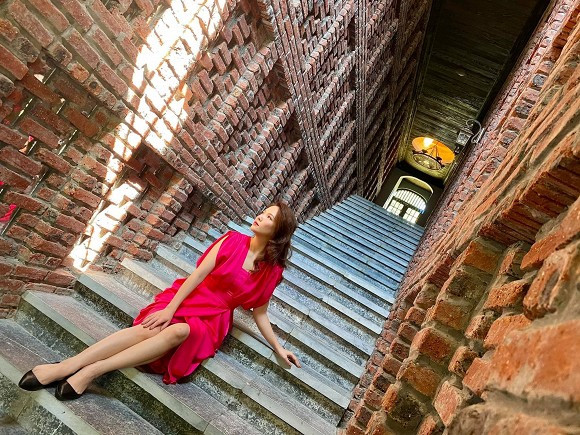 Mâu Thủy với Diệp Lâm Anh, ai diện bikini đẹp hơn? ảnh 12