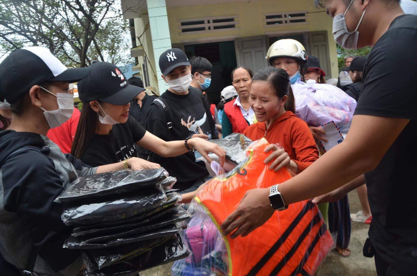 Lưu Hương Giang khoe ảnh “hậu dao kéo”; Đông Nhi “pose hình” ngay sau sinh bé Winnie ảnh 8