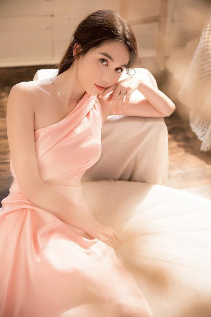 Ngọc Trinh hóa “nàng thơ” trong bộ ảnh mới; Khánh Vân diện đồ thể thao năng động cực chất ảnh 11