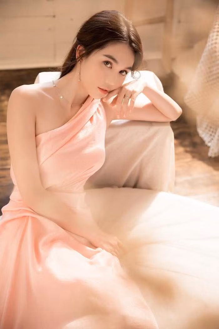 Ngọc Trinh hóa “nàng thơ” trong bộ ảnh mới; Khánh Vân diện đồ thể thao năng động cực chất ảnh 11