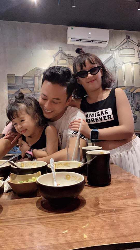 Hoàng Yến Chibi ngày càng trẻ trung; Hoàng Oanh khoe hình con trai lai Tây cực đáng yêu ảnh 10