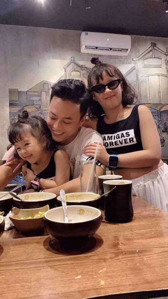 Hoàng Yến Chibi ngày càng trẻ trung; Hoàng Oanh khoe hình con trai lai Tây cực đáng yêu ảnh 10