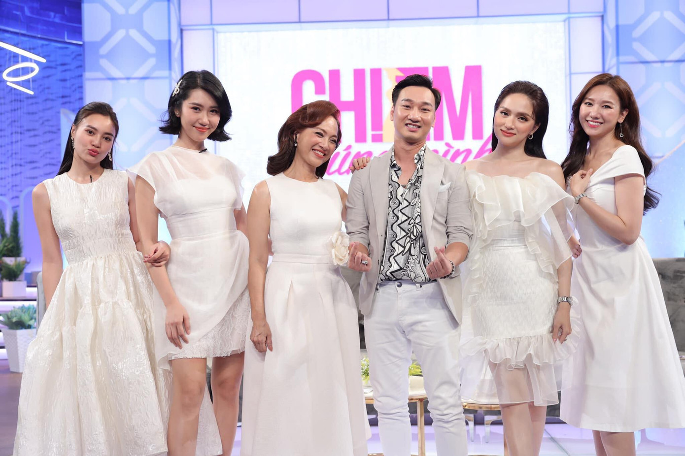 H'Hen Niê chia sẻ về kế hoạch đi ủng hộ miền Trung; Vân Hugo rạng rỡ trong biệt thự mới ảnh 21