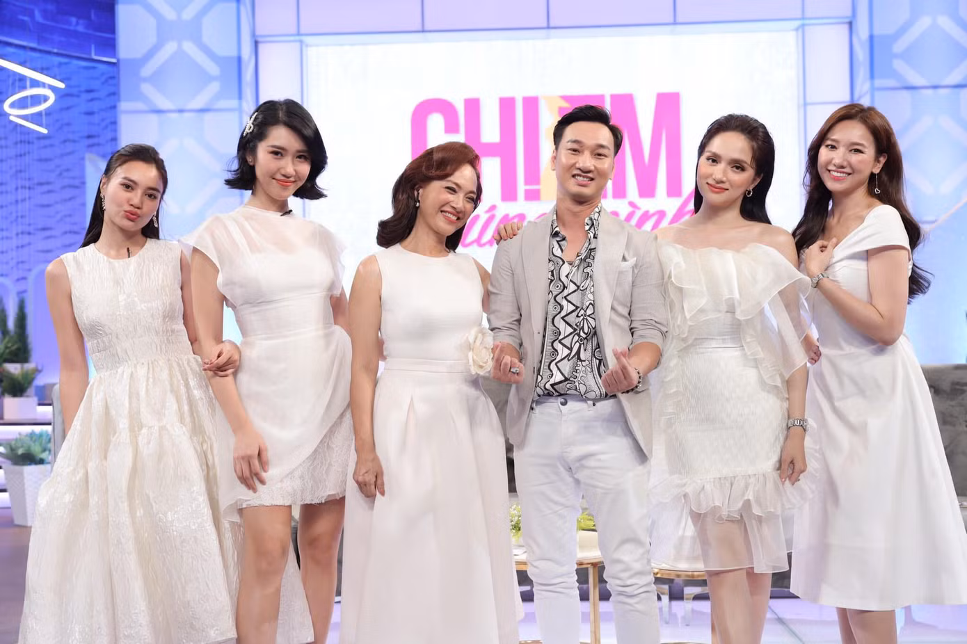 H'Hen Niê chia sẻ về kế hoạch đi ủng hộ miền Trung; Vân Hugo rạng rỡ trong biệt thự mới ảnh 21