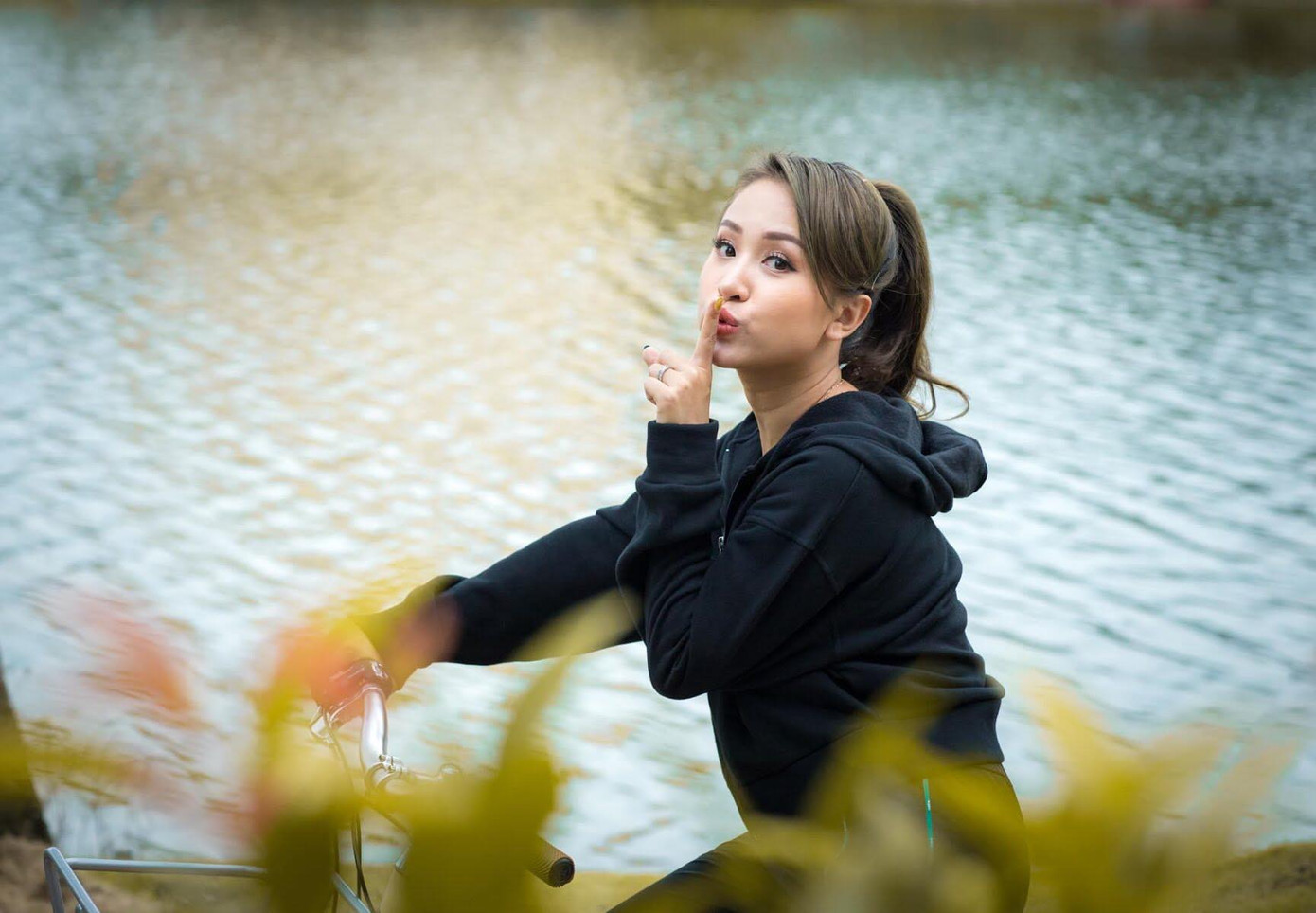 Thủy Tiên trốn chồng ra Huế hỗ trợ miền Trung; người yêu Miko Lan Trinh phẫu thuật bỏ ngực ảnh 2