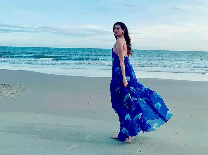 Lan Ngọc khoe ảnh gợi cảm khiến fan “bỏng” mắt; Khánh Vân bị chê già khi diện đầm maxi ảnh 7