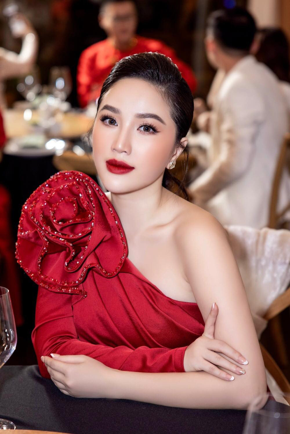 Ngọc Trinh chơi lớn nuôi heo đất bằng vàng; Diện váy đỏ đi tiệc, Bảo Thi vô cùng quyến rũ ảnh 19