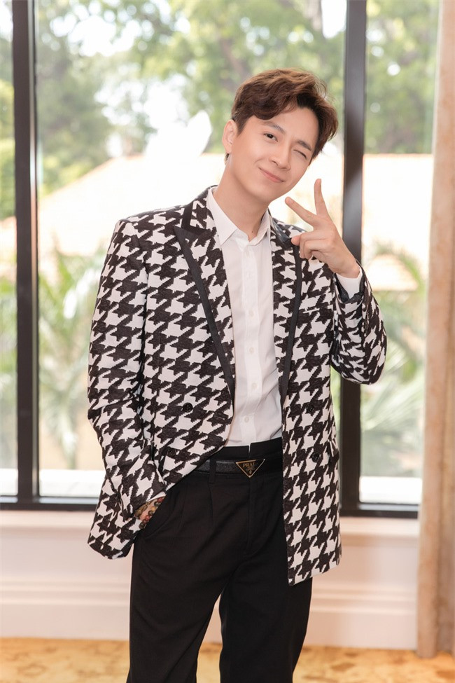 Tóc Tiên mặc bikini khoe đường cong “bỏng mắt”; Châu Bùi hôn say đắm Anh Tú? ảnh 13