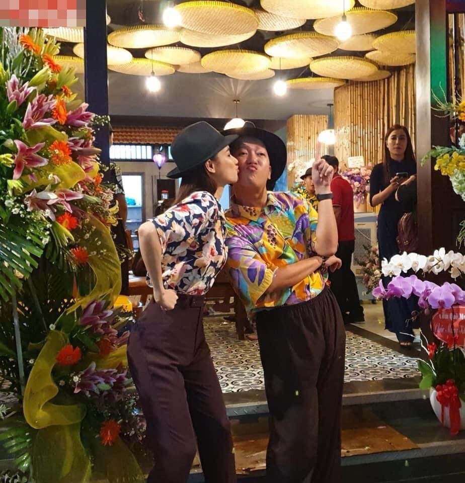 Mạc Văn Khoa chính thức lên chức bố; vợ chồng Trường Giang hóa ông bà Mười Khó cực yêu ảnh 17