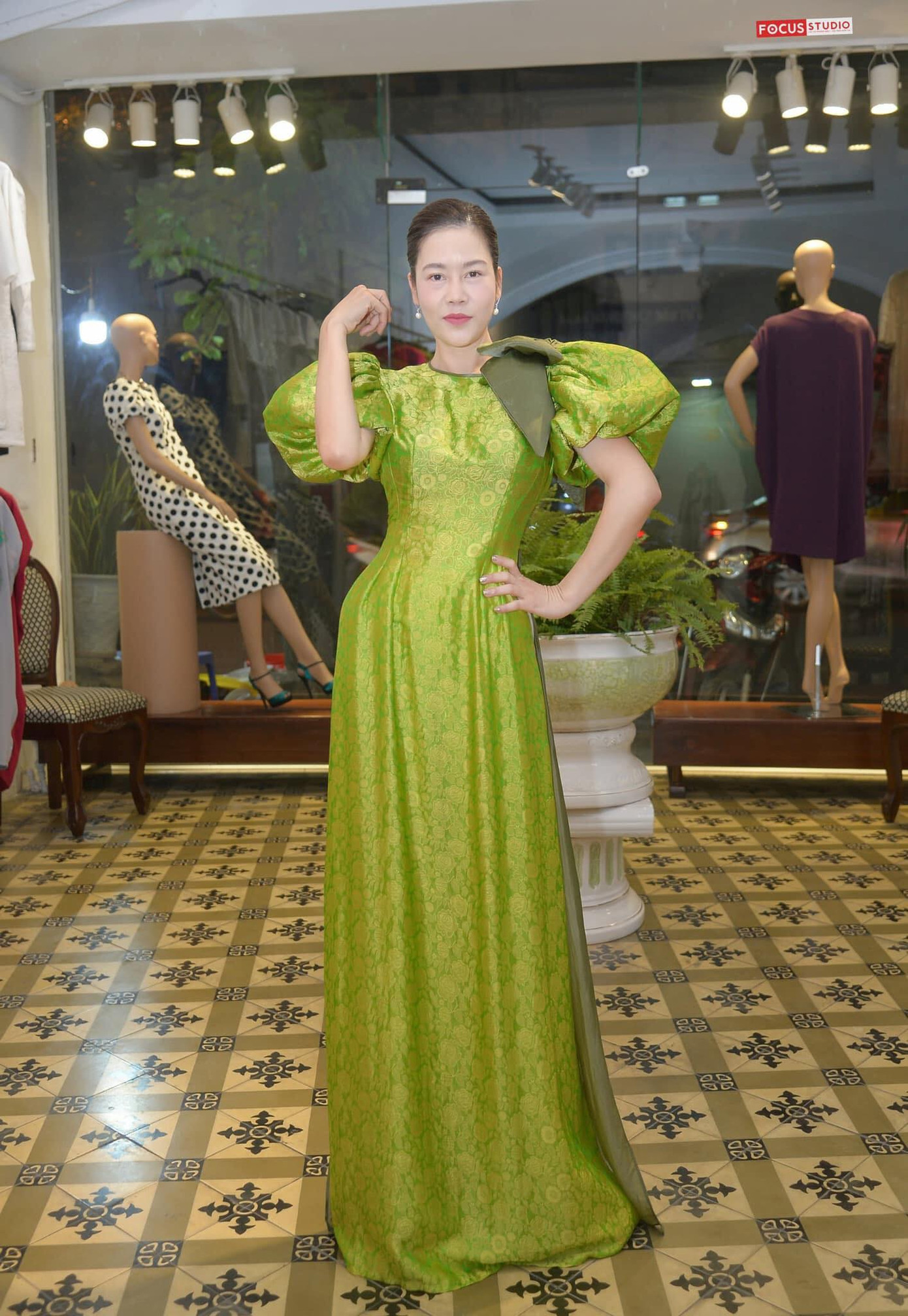 Thủy Tiên nhịn đói đi cứu trợ bà con miền Trung; Ngọc Trinh, Hương Giang đọ sắc ảnh 16