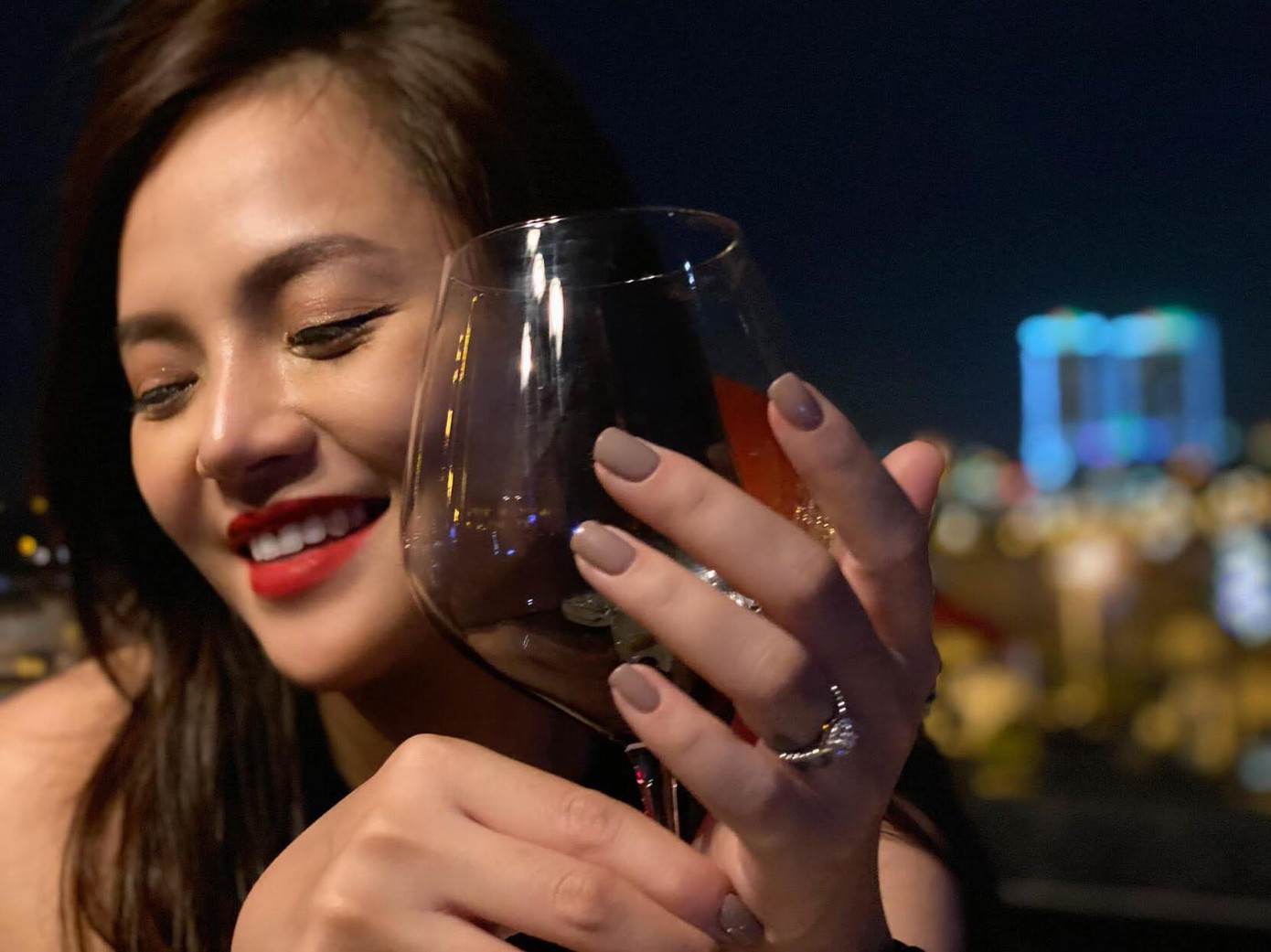 Sĩ Thanh diện đồ khoe vòng 1 trên giường ngủ; Vĩnh Thụy bảnh bao chuẩn “soái ca“ ảnh 4