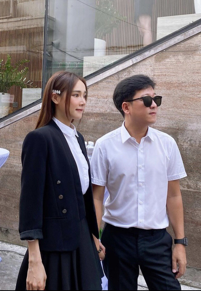 Sao Việt thi nhau đăng ảnh theo trào lưu cũ - mới; Bảo Anh bất ngờ hôn má Dương Triệu Vũ ảnh 10