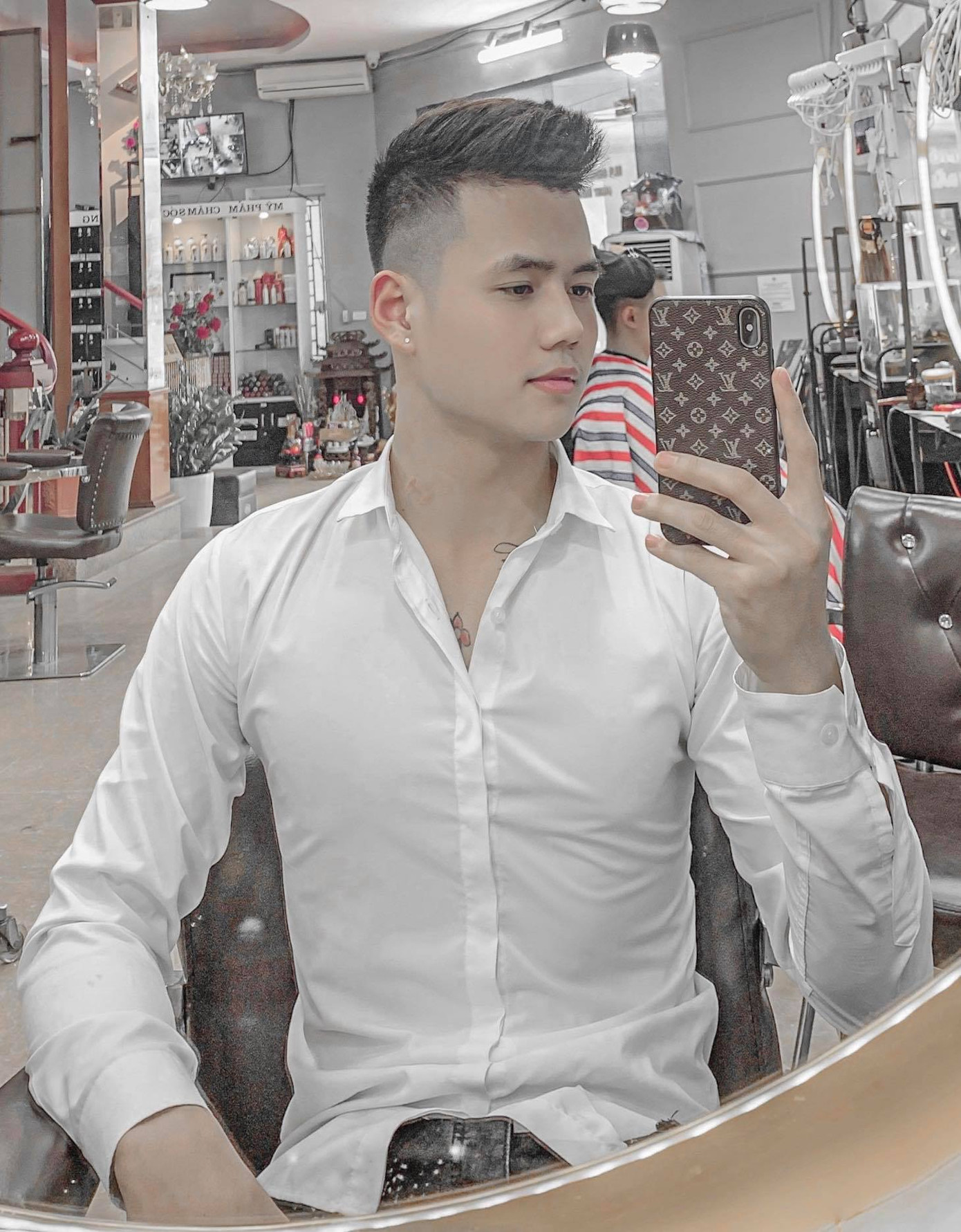 Chàng trai gây “sốt” khi đi thiện nguyện miền Trung: “Đã đẹp trai lại còn nhân ái“ ảnh 7