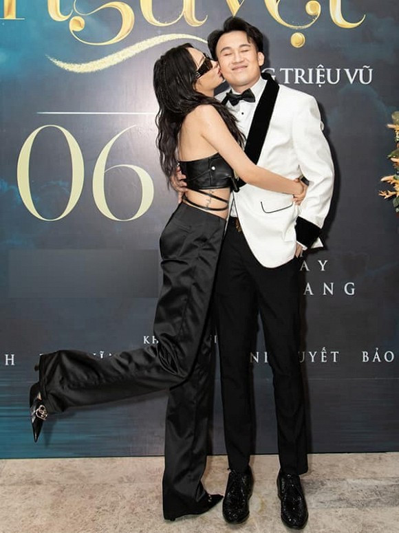 Sao Việt thi nhau đăng ảnh theo trào lưu cũ - mới; Bảo Anh bất ngờ hôn má Dương Triệu Vũ ảnh 21