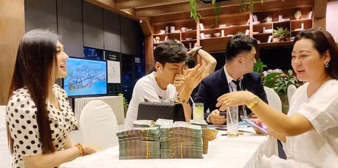 Thủy Tiên trốn chồng ra Huế hỗ trợ miền Trung; người yêu Miko Lan Trinh phẫu thuật bỏ ngực ảnh 11