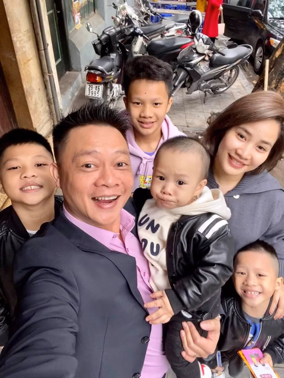 Thủy Tiên ăn vội bát mì tôm để đi cứu trợ; Lynk Lee “xéo sắc” đáp trả antifan ảnh 9