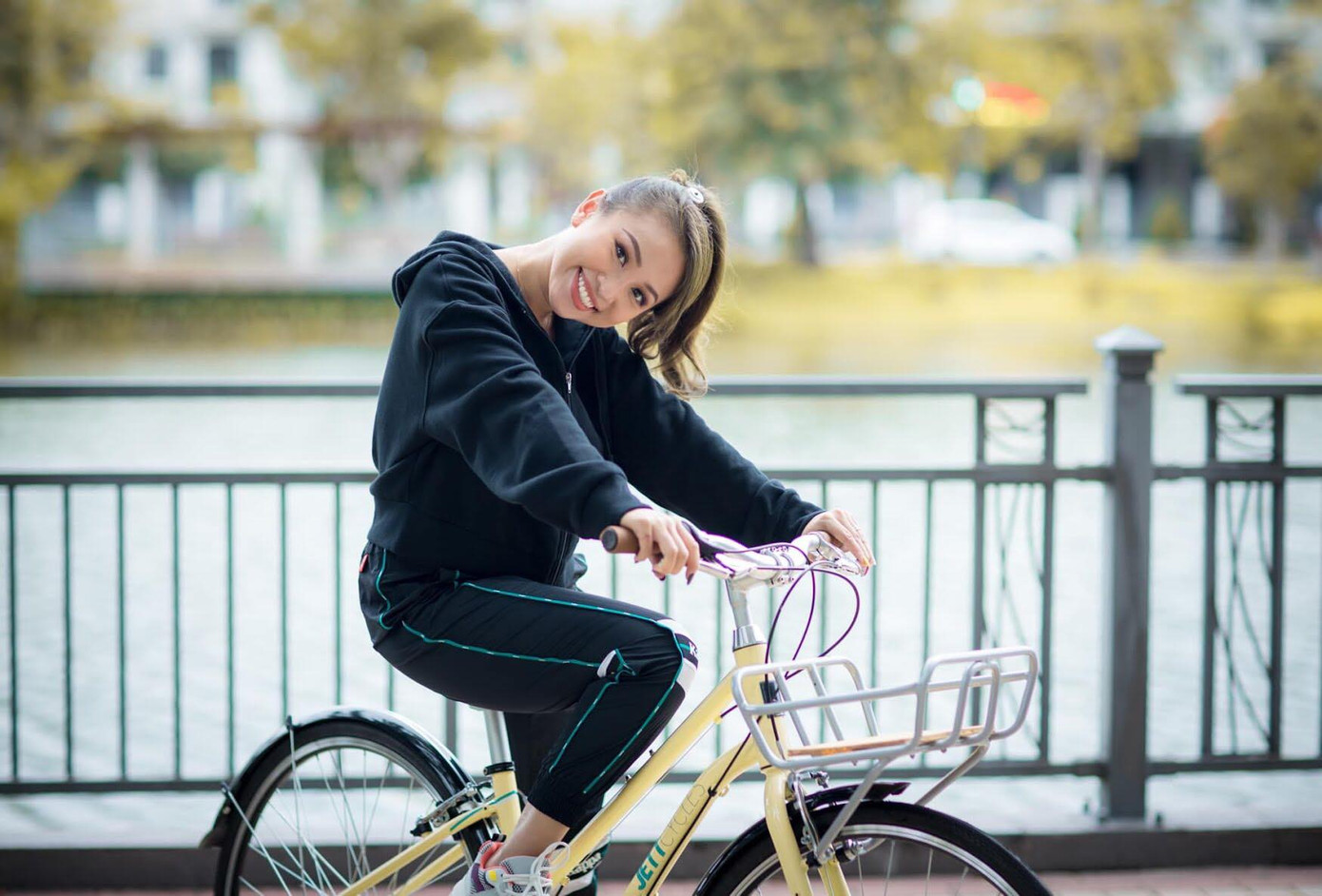 Thủy Tiên trốn chồng ra Huế hỗ trợ miền Trung; người yêu Miko Lan Trinh phẫu thuật bỏ ngực ảnh 1