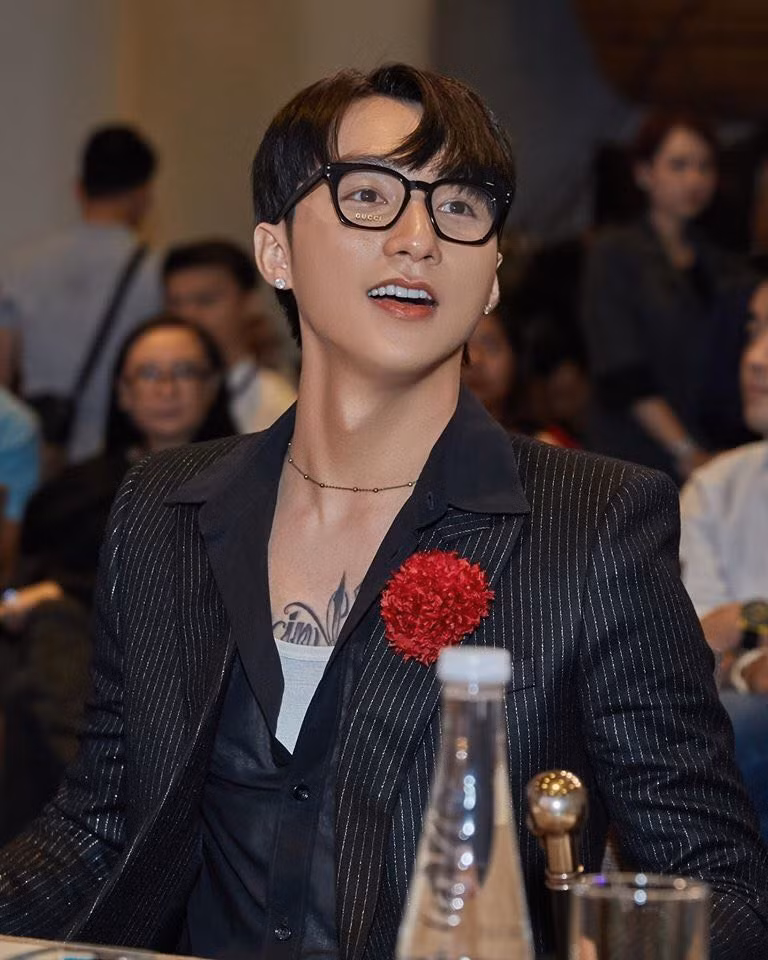 Sơn Tùng gây bất ngờ khi lọt top những người đàn ông quyến rũ nhất thế giới 2020 ảnh 21