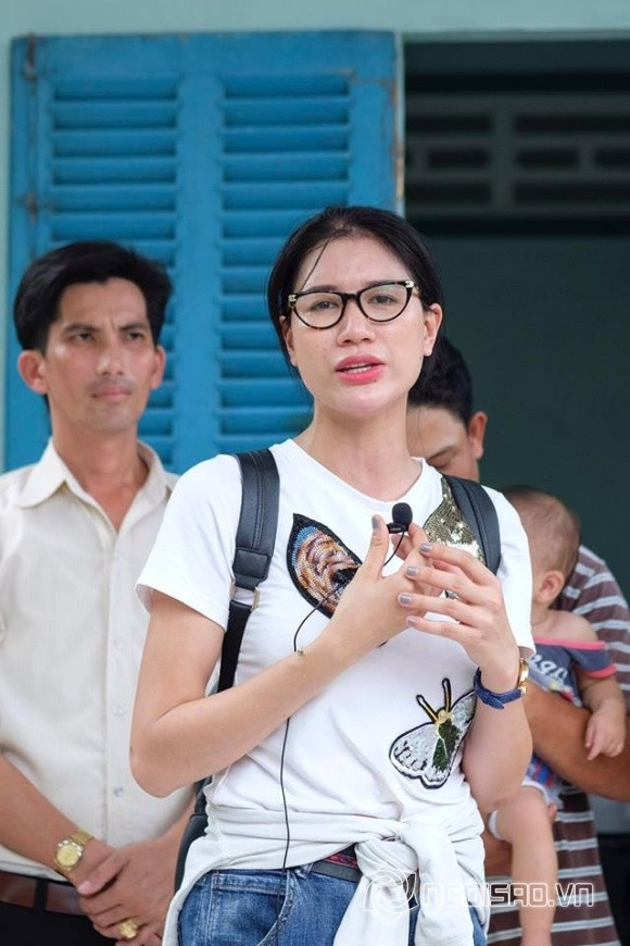 Tóc Tiên mặc bikini khoe đường cong “bỏng mắt”; Châu Bùi hôn say đắm Anh Tú? ảnh 4