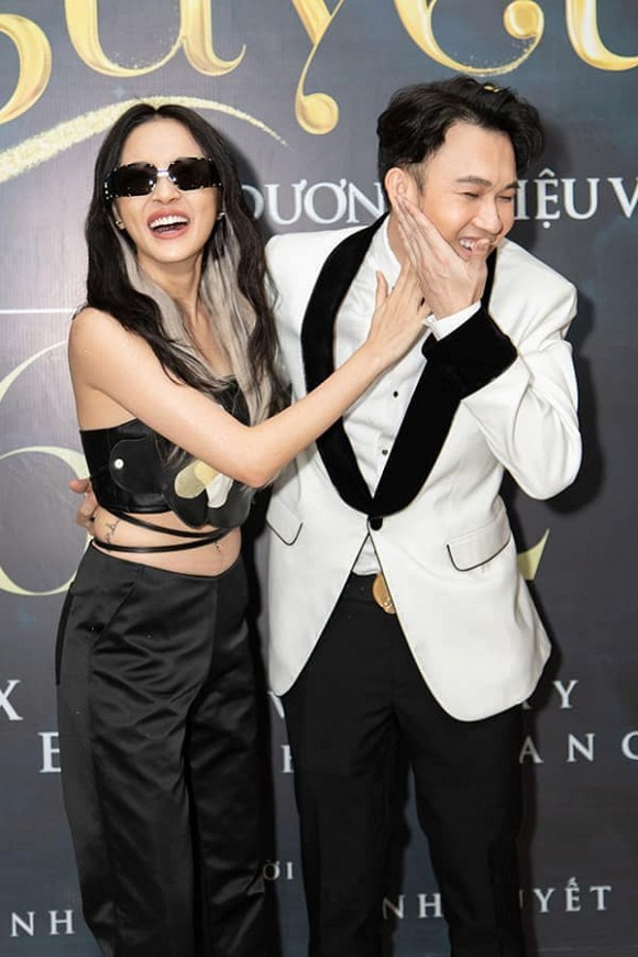 Sao Việt thi nhau đăng ảnh theo trào lưu cũ - mới; Bảo Anh bất ngờ hôn má Dương Triệu Vũ ảnh 22