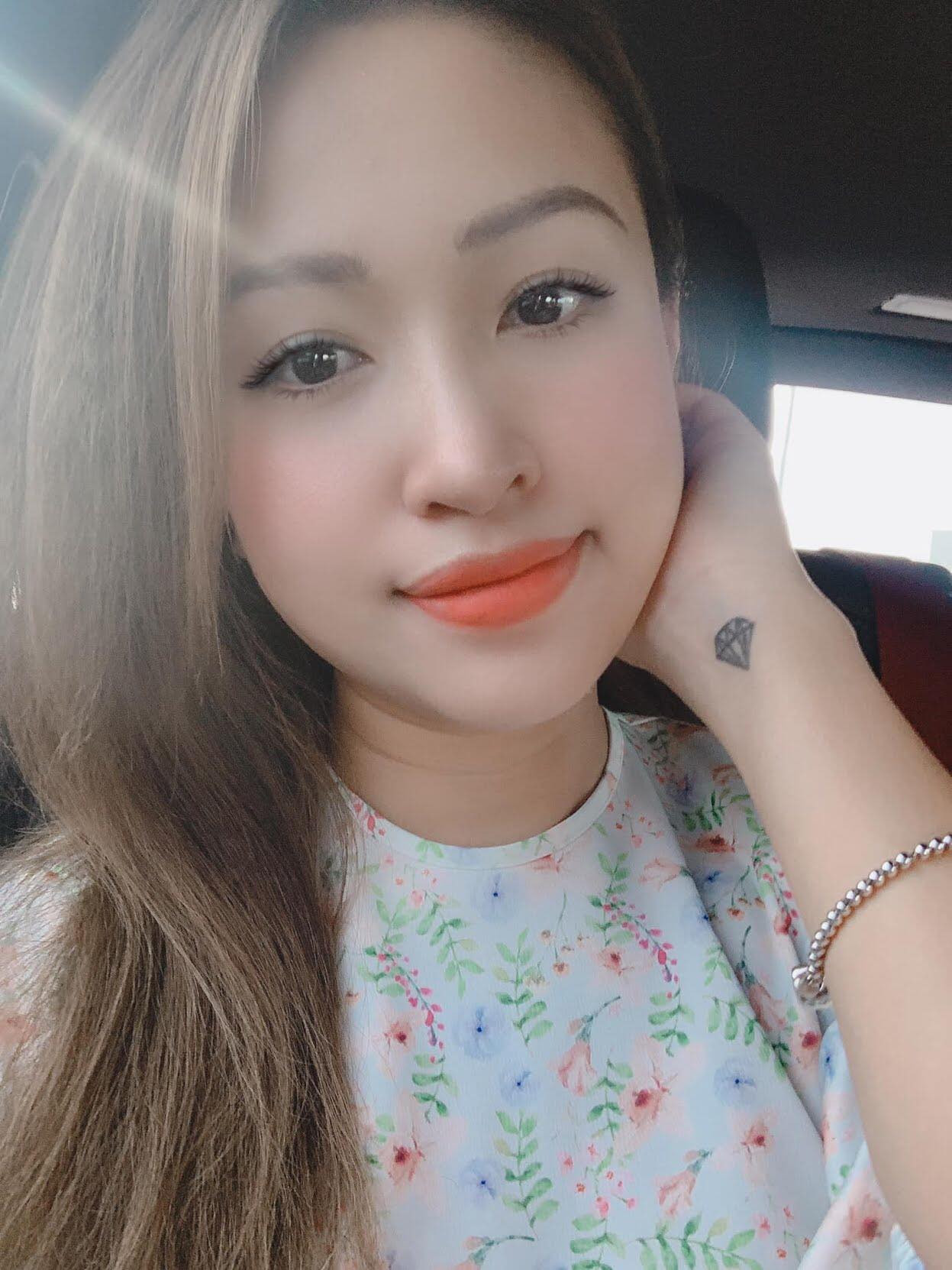 H'Hen Niê nhuộm tóc nâu vàng, diện áo dài duyên dáng; Miu Lê - đại sứ bánh tráng trộn ảnh 6