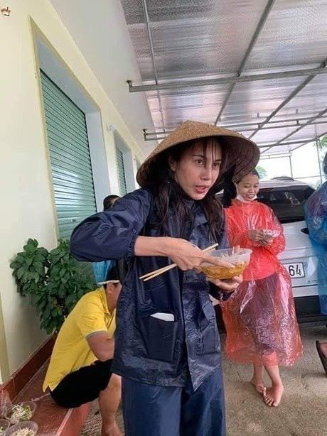 Thủy Tiên ăn vội bát mì tôm để đi cứu trợ; Lynk Lee “xéo sắc” đáp trả antifan ảnh 1