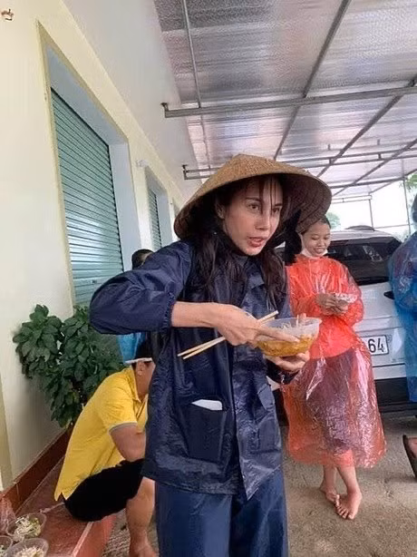 Thủy Tiên ăn vội bát mì tôm để đi cứu trợ; Lynk Lee “xéo sắc” đáp trả antifan ảnh 1