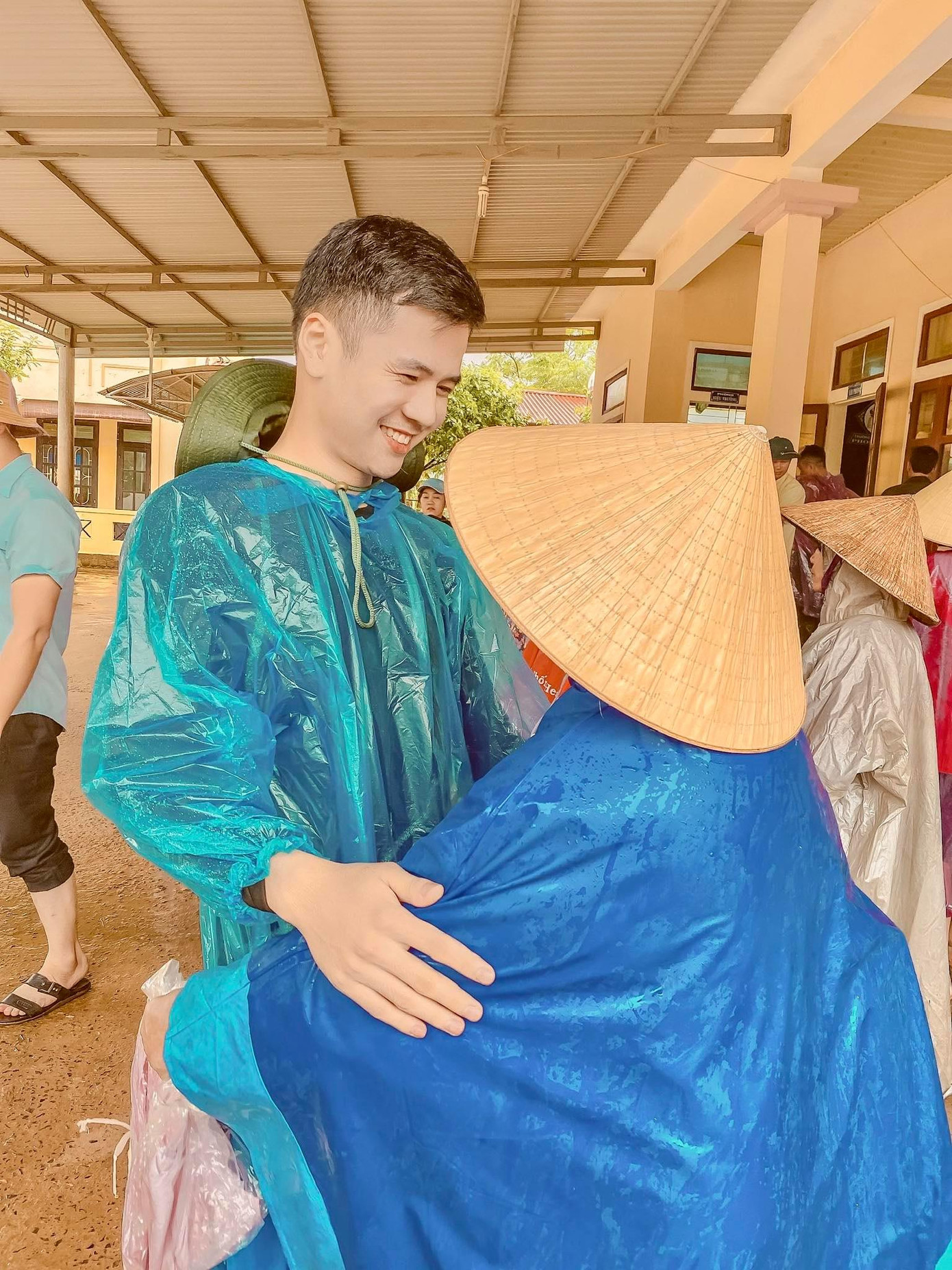 Chàng trai gây “sốt” khi đi thiện nguyện miền Trung: “Đã đẹp trai lại còn nhân ái“ ảnh 4