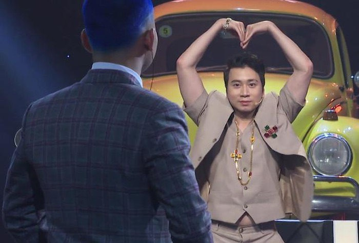 Hoà Minzy diện váy đỏ đen huyền bí; Chi Pu thăng hạng nhan sắc nhờ cách phối đồ sang chảnh ảnh 7