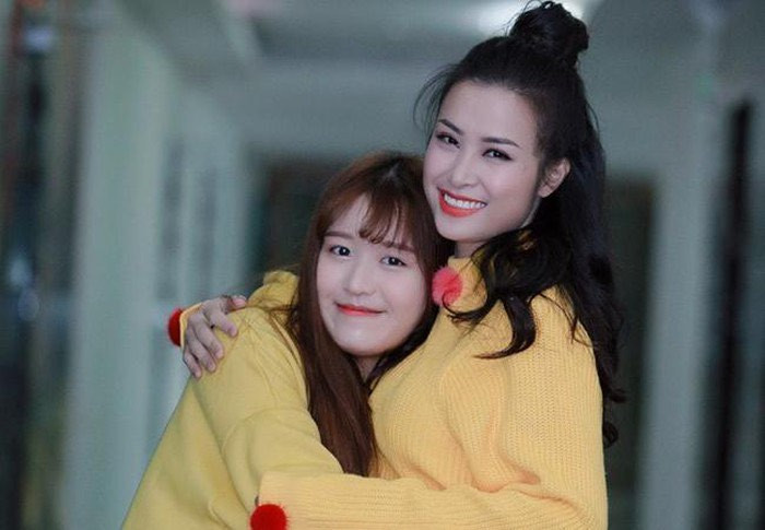 H'Hen Niê nhuộm tóc nâu vàng, diện áo dài duyên dáng; Miu Lê - đại sứ bánh tráng trộn ảnh 22