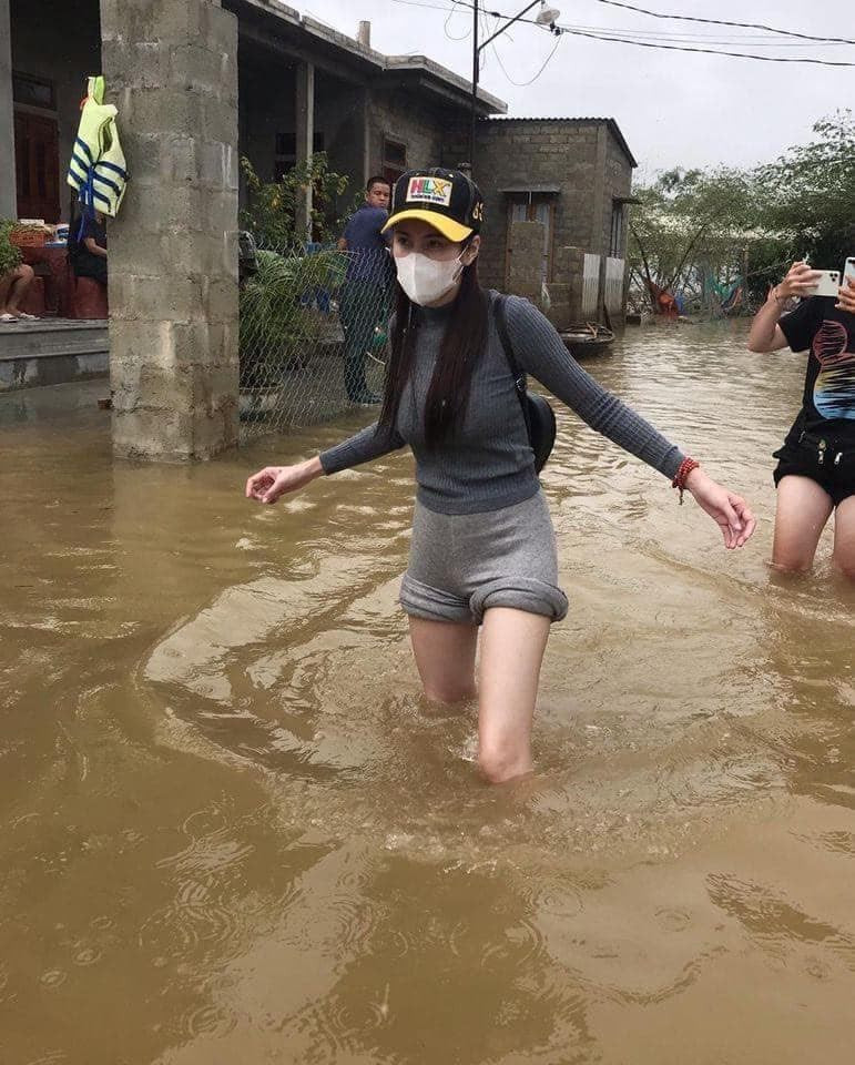 Việt Hương và MC Đại Nghĩa ủng hộ hàng tấn gạo cho miền Trung ảnh 8