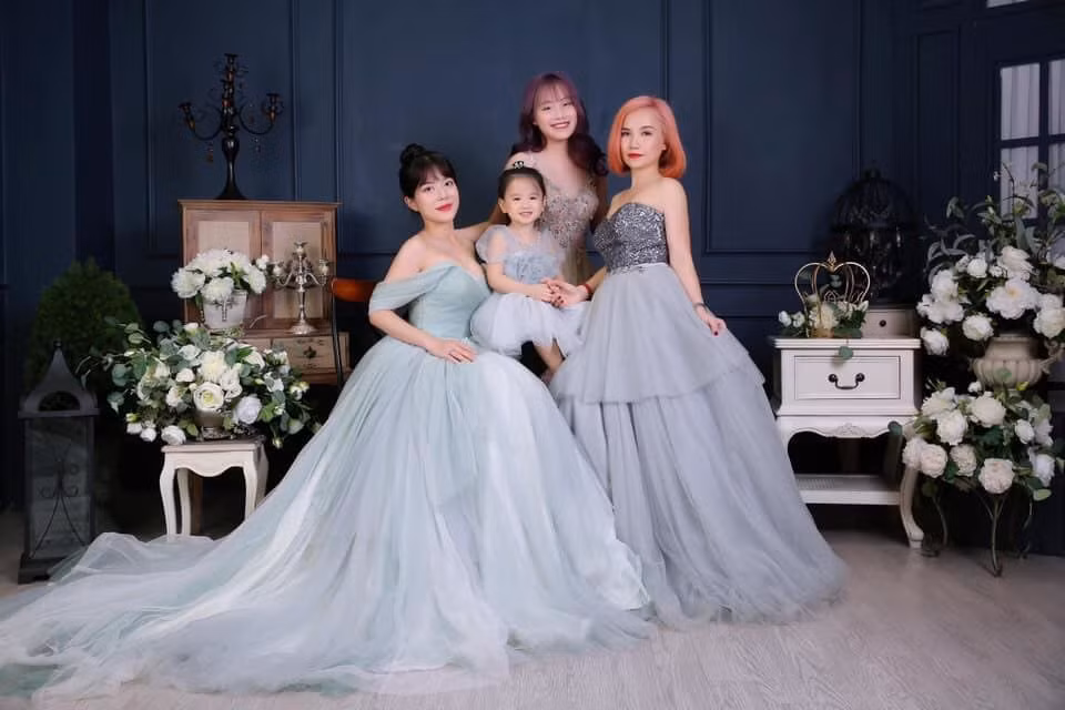 Thủy Tiên nhịn đói đi cứu trợ bà con miền Trung; Ngọc Trinh, Hương Giang đọ sắc ảnh 11
