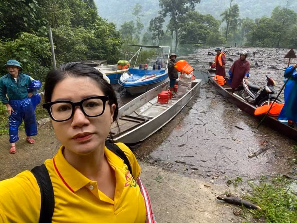 Thủy Tiên trốn chồng ra Huế hỗ trợ miền Trung; người yêu Miko Lan Trinh phẫu thuật bỏ ngực ảnh 18