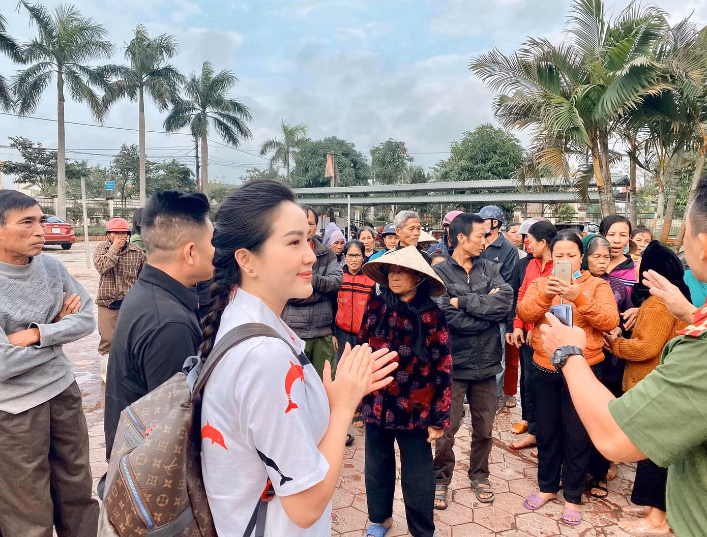 Đông Nhi khoe ảnh trên bàn mổ; Kaity Nguyễn chia sẻ hậu trường khác lạ “Tiệc trăng máu“ ảnh 24
