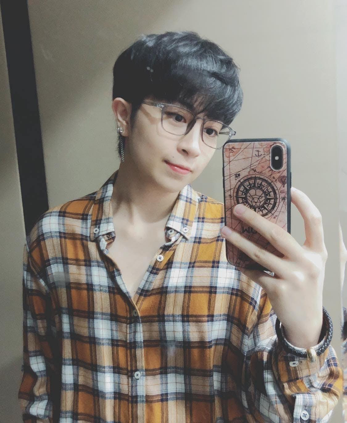 Thủy Tiên nhịn đói đi cứu trợ bà con miền Trung; Ngọc Trinh, Hương Giang đọ sắc ảnh 10