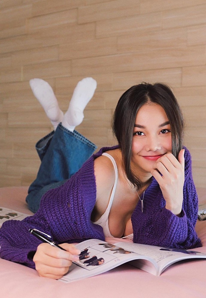 Sao Việt thi nhau đăng ảnh theo trào lưu cũ - mới; Bảo Anh bất ngờ hôn má Dương Triệu Vũ ảnh 20