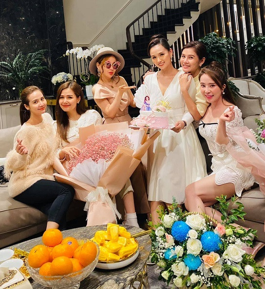 Lan Ngọc khoe ảnh gợi cảm khiến fan “bỏng” mắt; Khánh Vân bị chê già khi diện đầm maxi ảnh 1