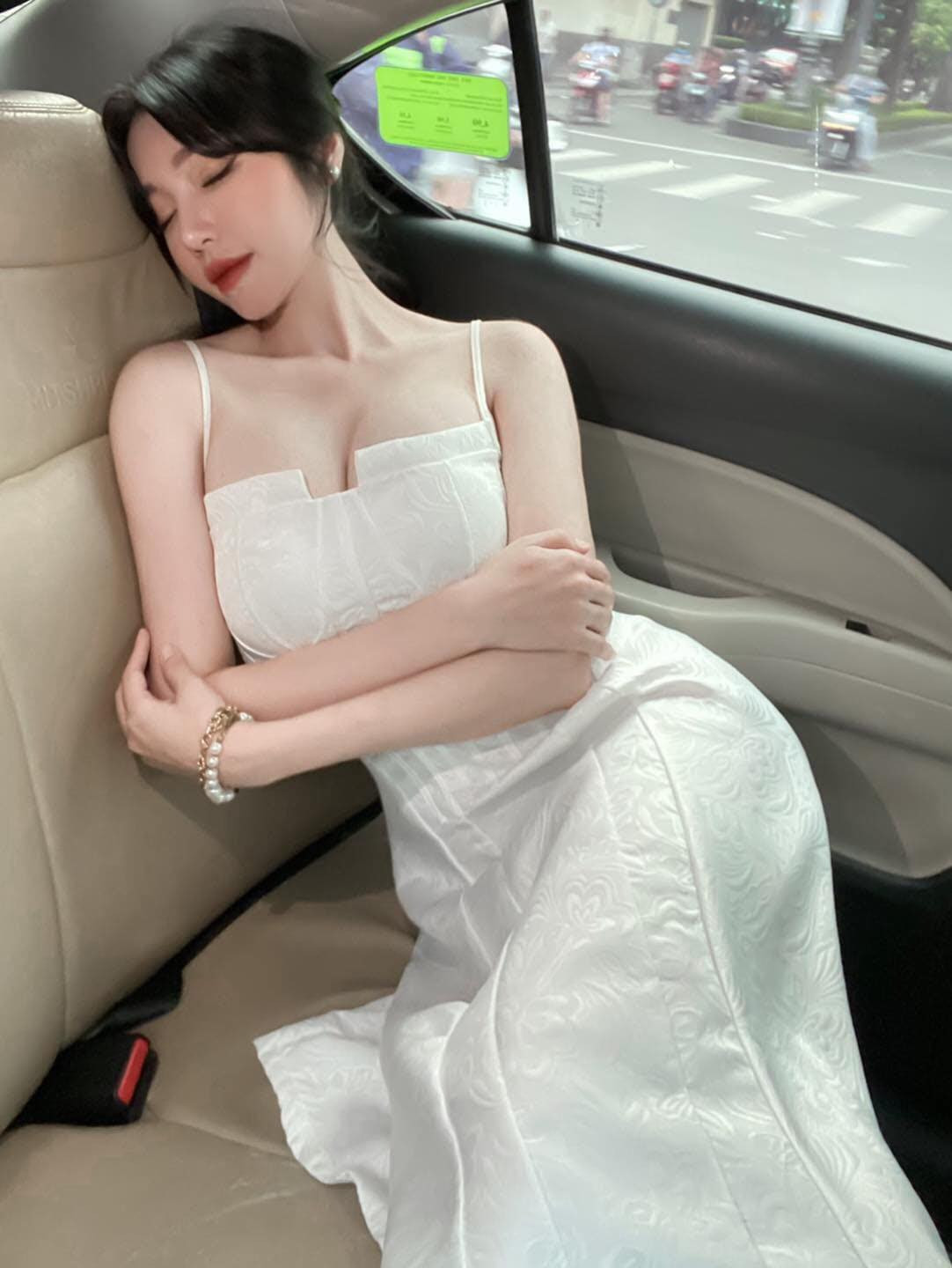 Elly Trần hóa “công chúa ngủ trong ô tô”; vợ chồng Đông Nhi vui mừng đón con gái về nhà ảnh 23