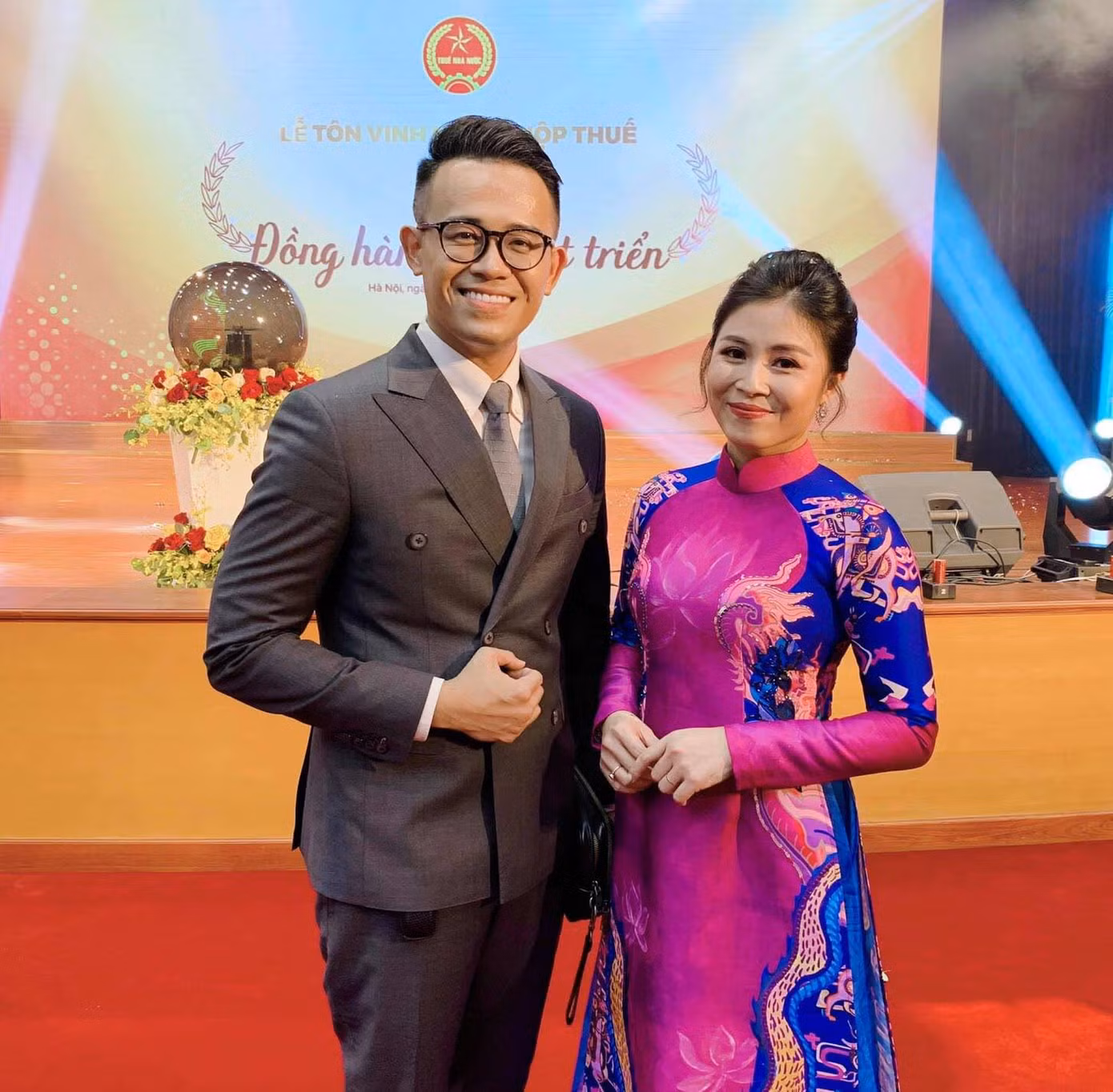 Ngọc Trinh chơi lớn nuôi heo đất bằng vàng; Diện váy đỏ đi tiệc, Bảo Thi vô cùng quyến rũ ảnh 18