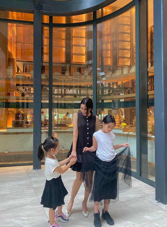 Hoà Minzy diện váy đỏ đen huyền bí; Chi Pu thăng hạng nhan sắc nhờ cách phối đồ sang chảnh ảnh 4