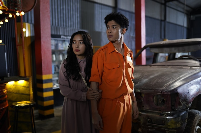 Tóc Tiên mặc bikini khoe đường cong “bỏng mắt”; Châu Bùi hôn say đắm Anh Tú? ảnh 11