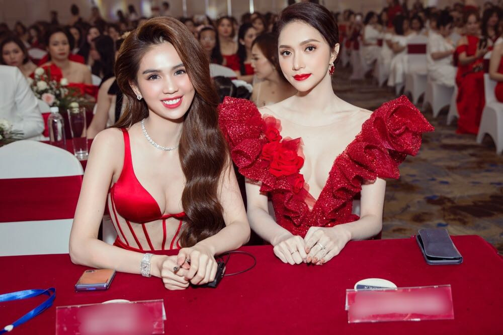 Thủy Tiên nhịn đói đi cứu trợ bà con miền Trung; Ngọc Trinh, Hương Giang đọ sắc ảnh 17