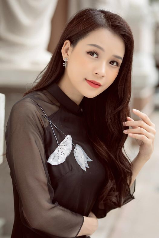 H'Hen Niê chia sẻ về kế hoạch đi ủng hộ miền Trung; Vân Hugo rạng rỡ trong biệt thự mới ảnh 22