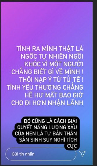 Hoà Minzy diện váy đỏ đen huyền bí; Chi Pu thăng hạng nhan sắc nhờ cách phối đồ sang chảnh ảnh 1