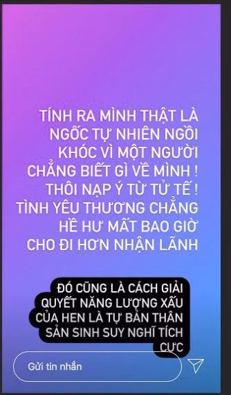 Hoà Minzy diện váy đỏ đen huyền bí; Chi Pu thăng hạng nhan sắc nhờ cách phối đồ sang chảnh ảnh 1