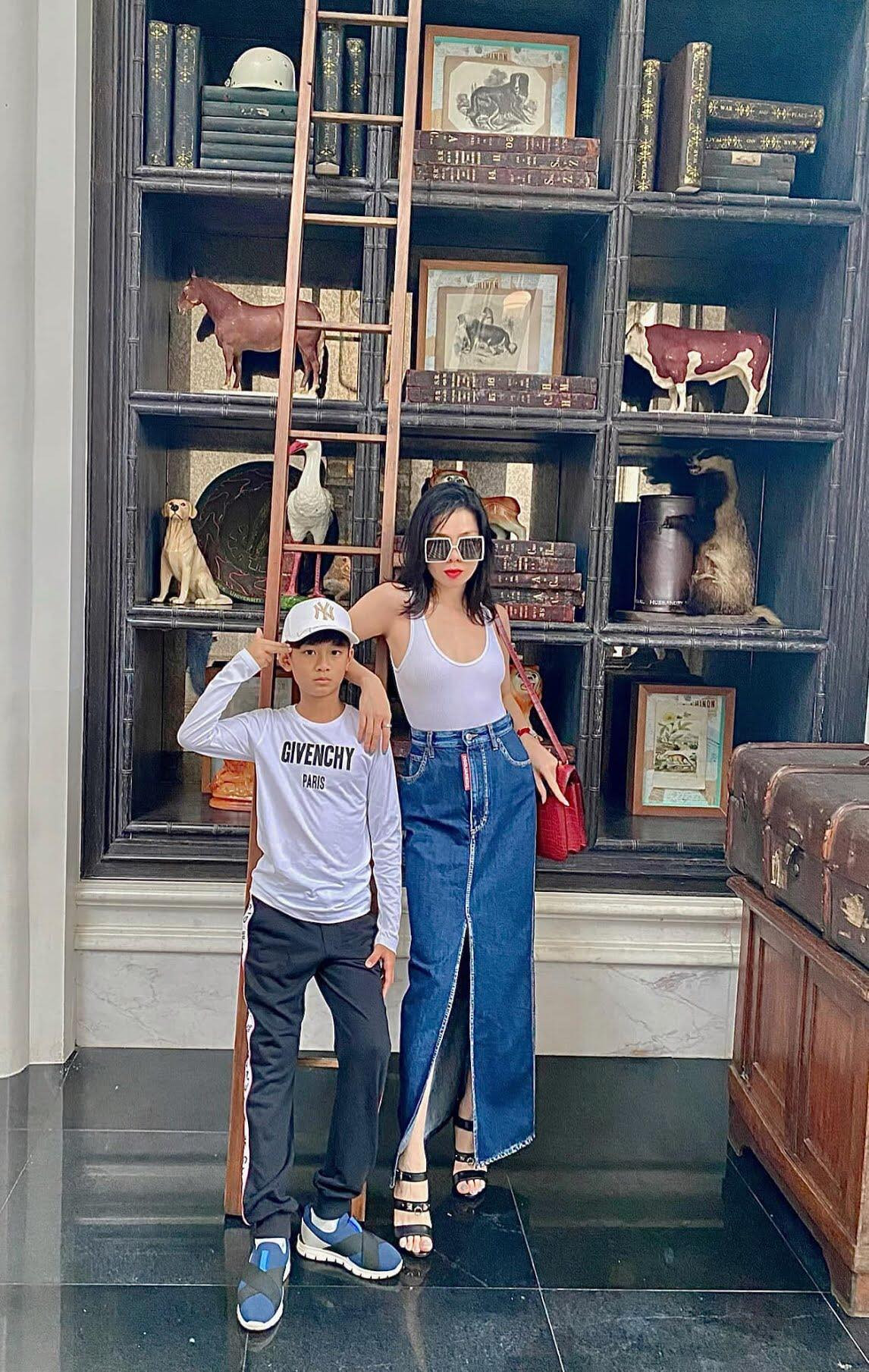 Việt Hương và MC Đại Nghĩa ủng hộ hàng tấn gạo cho miền Trung ảnh 6